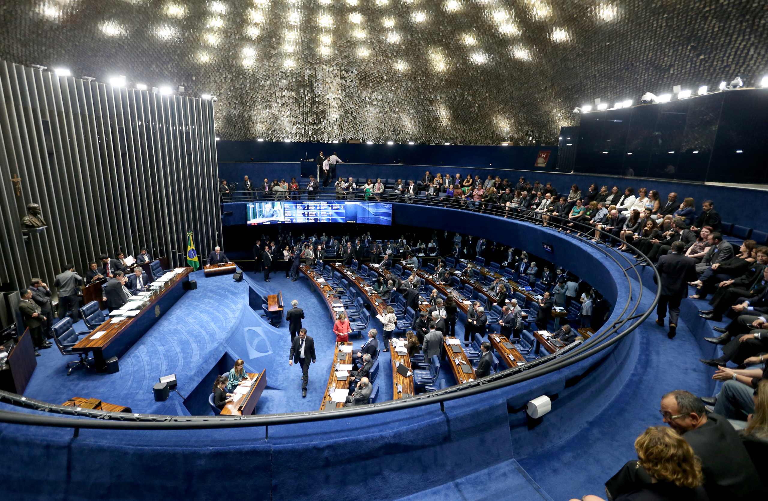 Senado aprova projeto e auxílio de R$ 600 a informais só precisa de sanção de Bolsonaro