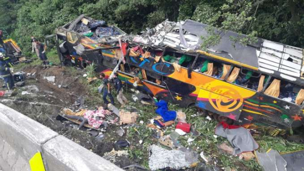 Guaratuba: Pelo menos 12 pessoas morreram em tombamento de ônibus na BR 376
