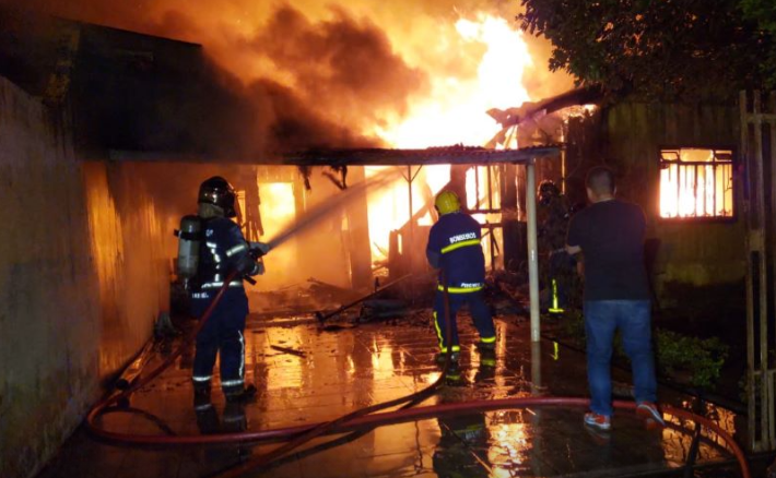 Profissionais da imprensa sofrem agressão durante cobertura de incêndio em Campo Mourão