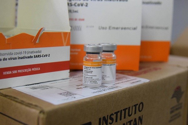 Mais 360,8 mil doses de vacinas contra a Covid-19 chegam ao Paraná neste sábado