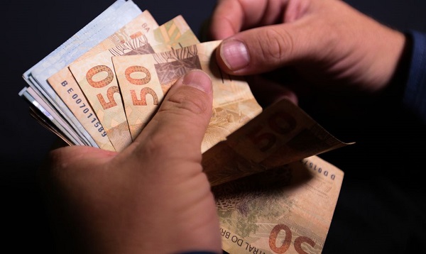 Promulgada lei que fixa o valor do salário mínimo em R$ 1.212