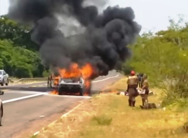 Camioneta é consumida por fogo na rodovia PR 272
