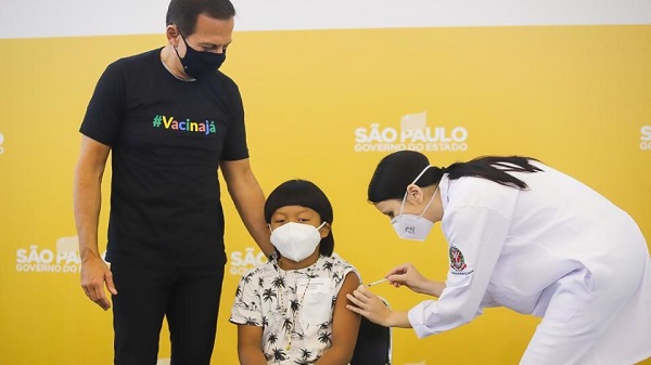 Indígena de 8 anos é a 1ª criança vacinada contra a Covid-19 no Brasil