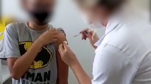 VÍDEO: Mãe flagra enfermeira injetar seringa sem aplicar vacina no filho em Taubaté, SP