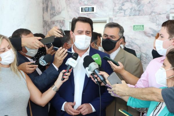 Governador diz que enviará projeto para acabar com uso obrigatório de máscara ao ar livre no Paraná