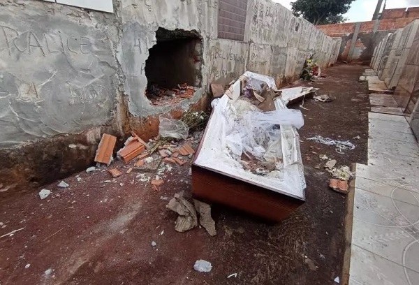 Túmulo de homem é violado em cemitério de Londrina