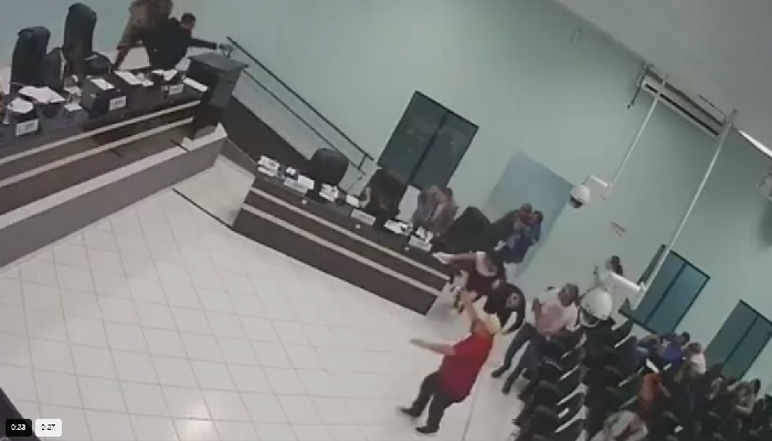 Vídeo: Vereador saca arma e ameaça colega durante briga em sessão na Câmara Municipal de Querência (MT)