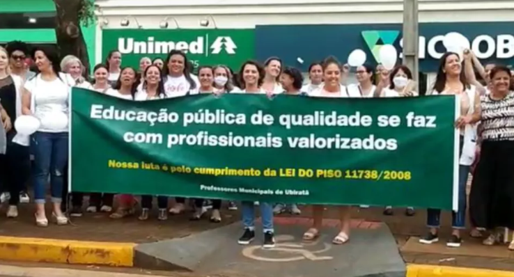 Professores da rede municipal de Ubiratã protestam e pedem reajuste de 33% do salário
