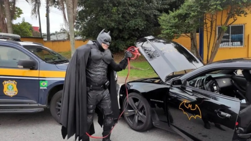 Batmóvel estraga e Batman pede ajuda para a PRF na BR 101