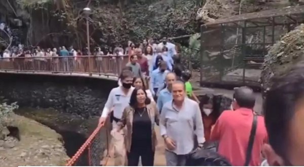 VÍDEO: Ponte desaba durante reabertura e deixa prefeito e vereadores feridos