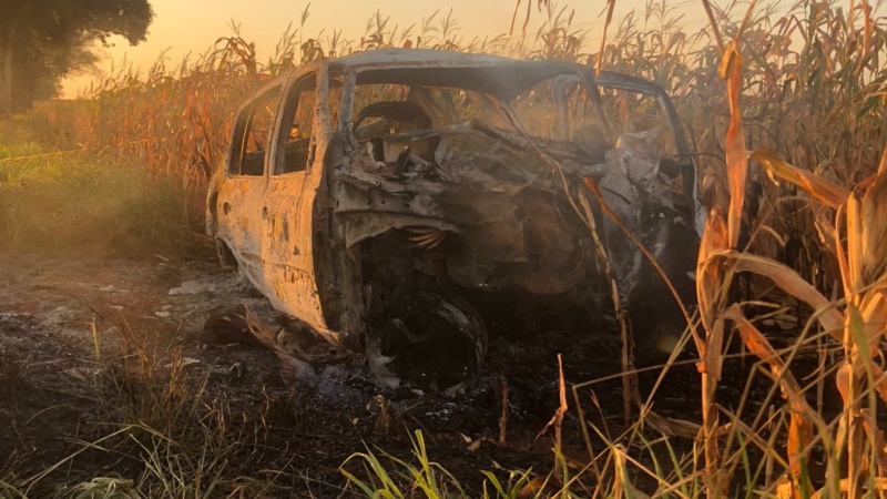 Carro é encontrado queimado com corpo carbonizado na região