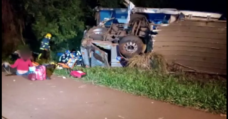 Acidente entre caminhonete e ônibus mata uma pessoa e deixa mais de 20 feridas em Campo Mourão