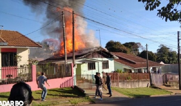 Filho agride a mãe e ateia fogo em residência no Paraná