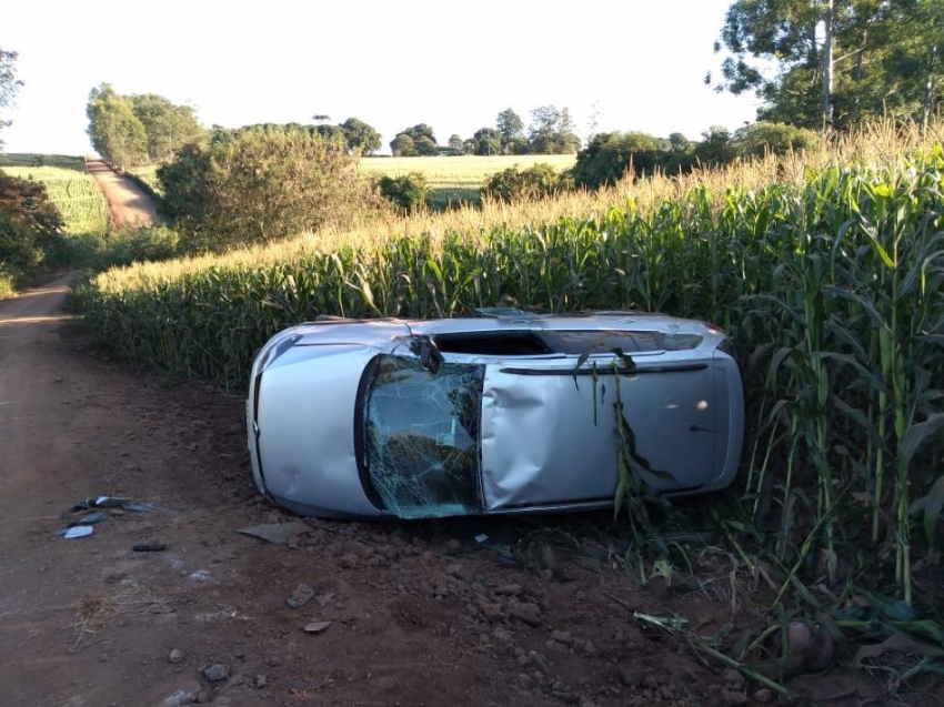 Padre capota carro enquanto se deslocava para celebrar missa