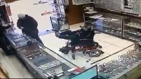 Seria cômico se não fosse trágico: Cadeirante mudo é preso ao tentar assaltar relojoaria com pistola no pé; veja o vídeo
