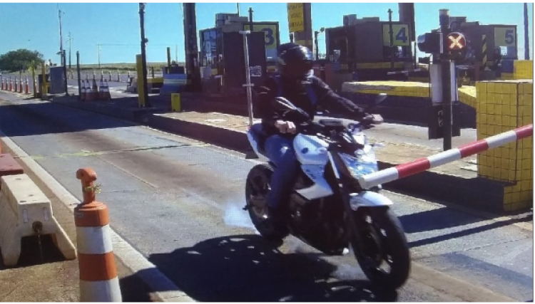 Para não gastar R$ 8,00 motociclista fura pedágio, cai e toma prejuízo de mais de R$ 3 mil em Corbélia