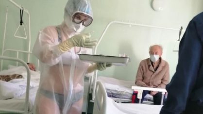 Enfermeira é suspensa de hospital após atender pacientes com Covid-19 apenas de lingerie