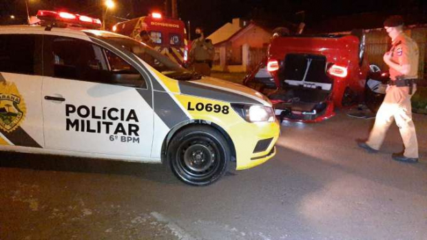 PM flagra bar lotado e em fuga, motorista capota carro