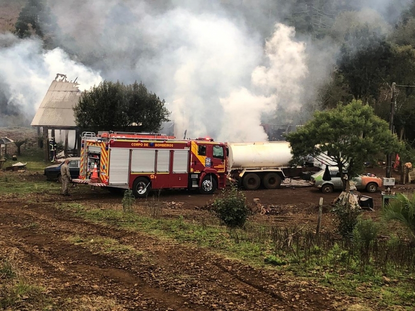 Duas crianças morrem após incêndio atingir casa no Paraná