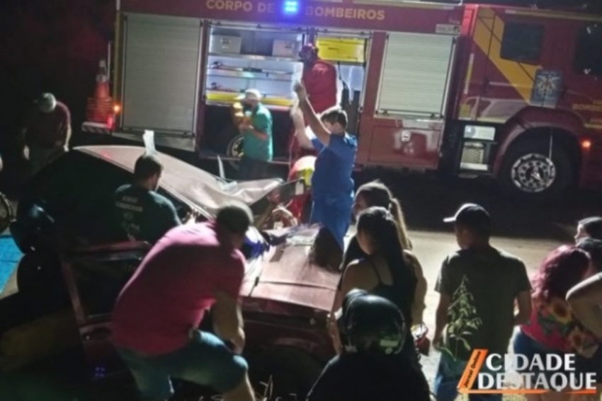 Motorista fica preso às ferragens em acidente na PR-553, em Mamborê