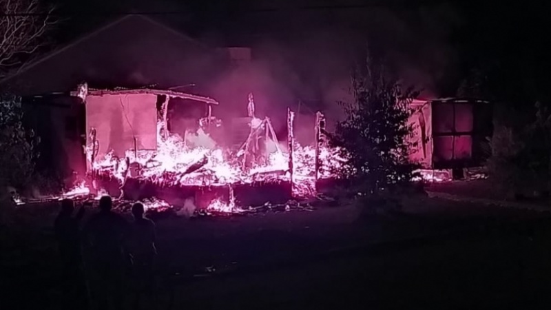 Casa é consumida pelo fogo em Juranda