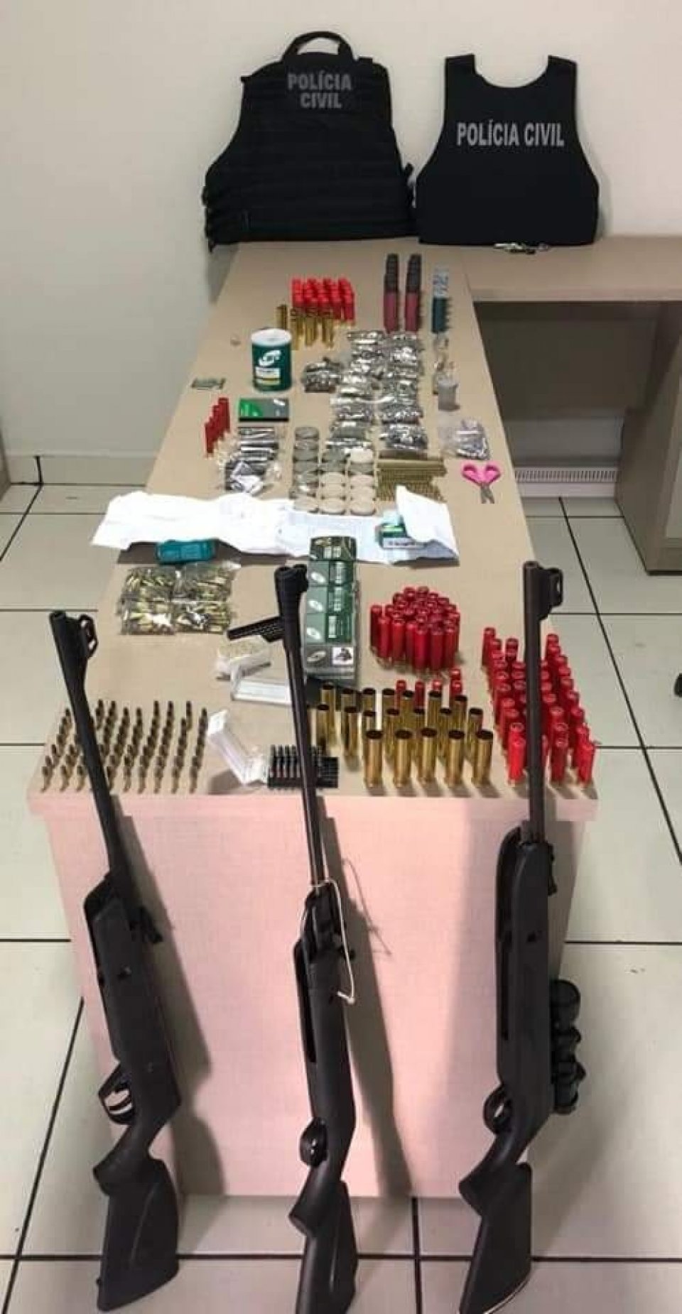 POLÍCIA CIVIL DE UBIRATÃ E CAMPINA DA LAGOA FECHAM LOJA CLANDESTINA DE ARMAS E MUNIÇÃO