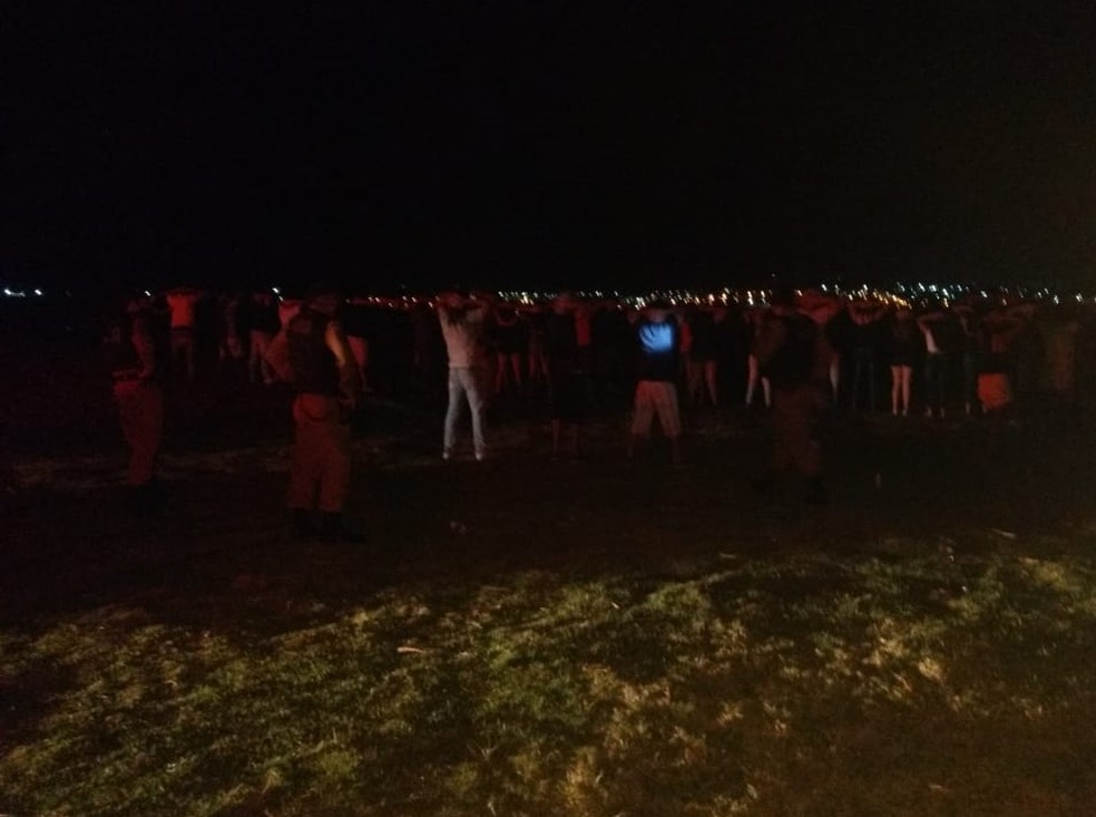 Polícia interrompe festa com quase 100 pessoas na área rural de Ubiratã