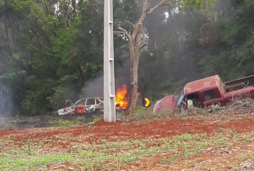 Carro pega fogo após colisão na PR 239 entre Campina da Lagoa e Nova Cantu