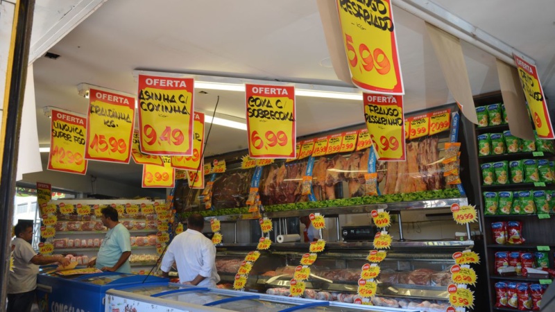 Brasileiros acreditam em inflação de 4,8% nos próximos 12 meses