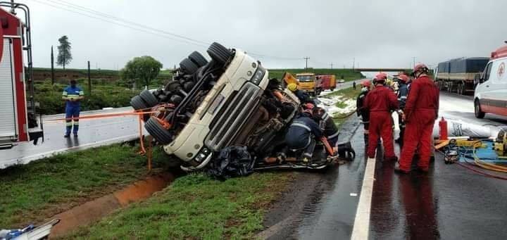 MOTORISTA FICA PRESO AS FERRAGENS APÓS TOMBAR CARRETA NA PR-158 PRÓXIMO AO VIADUTO DO ANEL VIÁRIO EM CAMPO MOURÃO