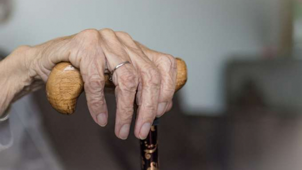 Idosa de 90 anos é brutalmente espancada após ter casa invadida por ladrão no PR