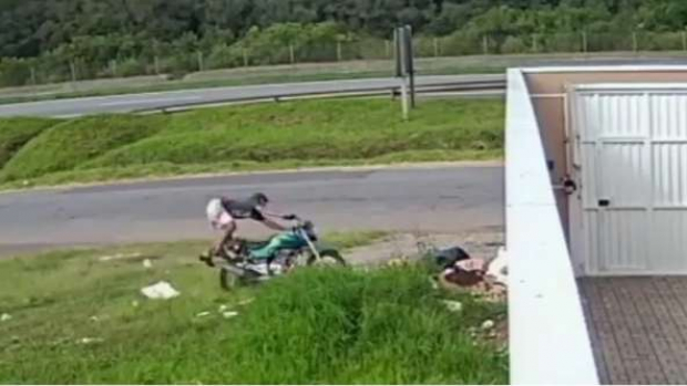 Motociclista fica em estado grave após forte batida contra muro; VEJA ACIDENTE