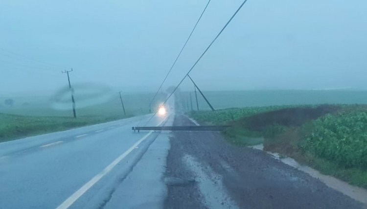 Forte chuva e vento derrubam postes entre Cafelândia e Nova Aurora