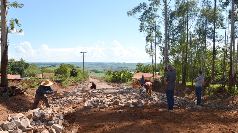 Trecho de Estrada Sibele está sendo pavimentado com pedras poliédricas