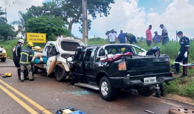 Duas pessoas morrem em colisão entre duas camionetas em Cianorte