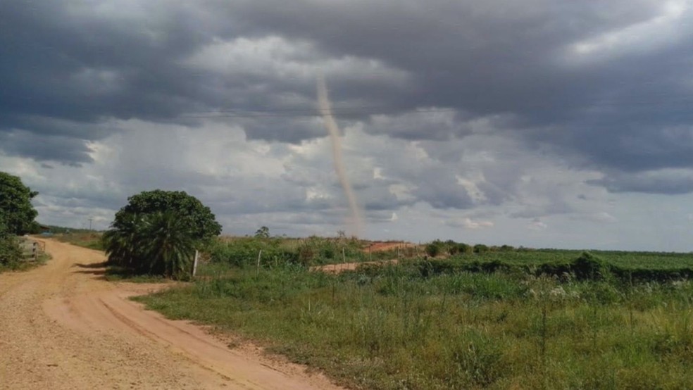 Tornado atinge área rural e assusta moradores de Terra Rica, diz Somar