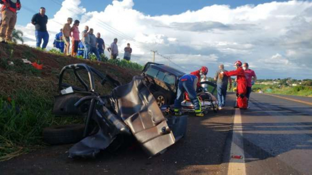 Grave acidente entre carreta e caminhonete deixa três feridos na PR 158