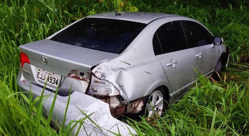 BR 369: Honda Civic sai da pista após condutor perder o controle