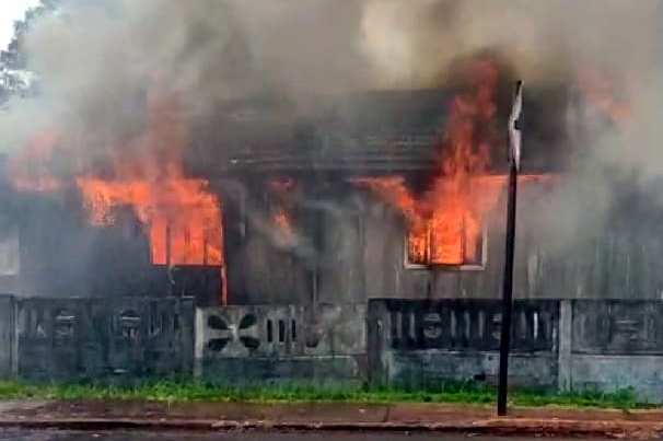 Casa de madeira pega fogo e vizinho salva família em Mamborê