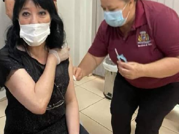 Doutora Célia é a primeira a ser vacinada em Ubiratã