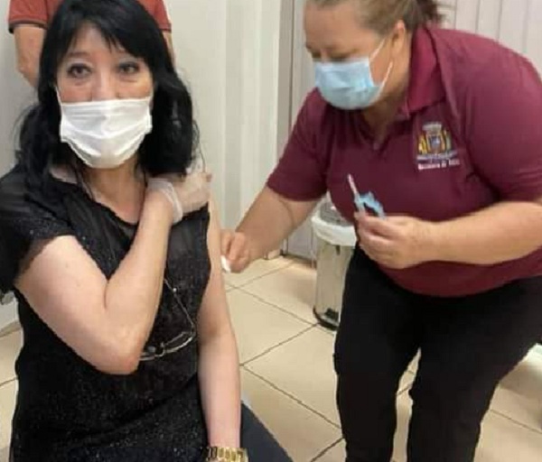 Doutora Célia é a primeira a ser vacinada em Ubiratã