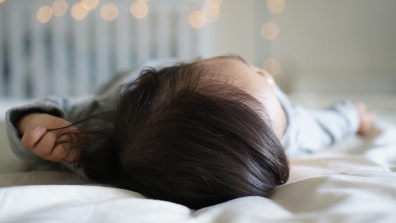 Bebê de 9 meses morre após cair de cama no paraná