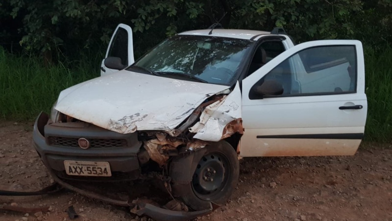 Duas Fiat Stradas colidem em estrada rural em Ubiratã