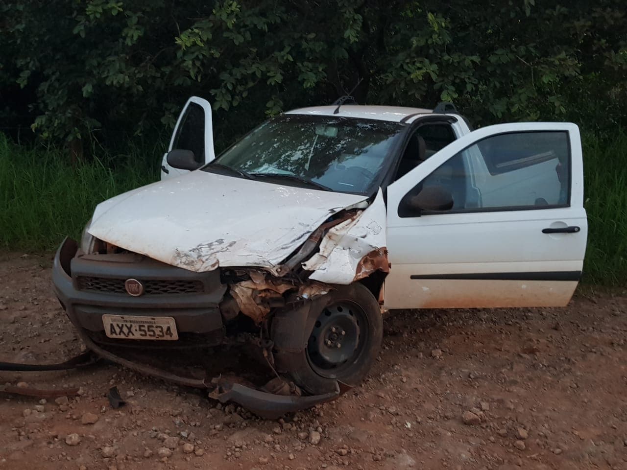 Duas Fiat Stradas colidem em estrada rural em Ubiratã