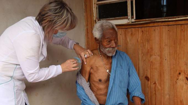 Idoso considerado o mais velho do Brasil é vacinado contra a Covid