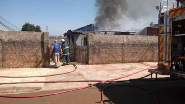 TV explode e casa é consumida por incêndio em Ponta Grossa