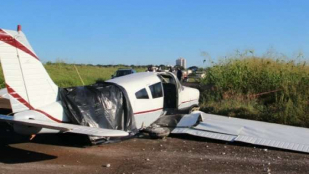 Avião com 2 tripulantes faz pouso forçado próximo ao Contorno Sul em Maringá