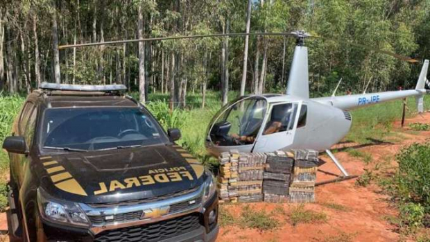 PF apreende helicóptero com 220 quilos de cocaína no Paraná