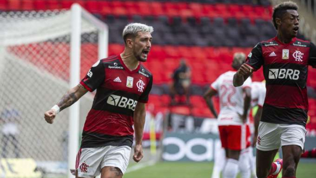 Flamengo vence Inter de virada e assume a liderança do Brasileiro