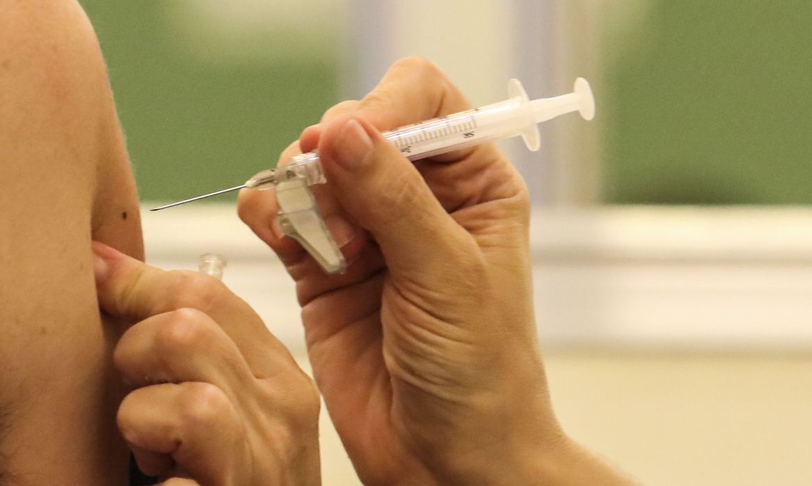 Vacinados contra a covid-19 no Brasil chegam a 22,1 milhões, 10,4% da população